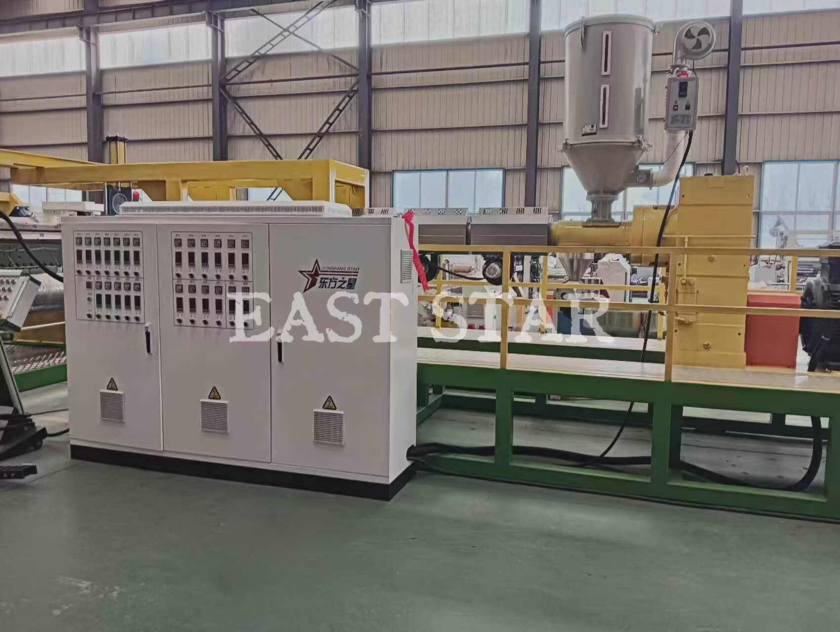 นวัตกรรมสุดล้ำ! Qingdao EASTSTAR สายการอัดรีดแผ่นสายพานปุ๋ยคอกใหม่ขนาด 2.4 เมตรประสบความสำเร็จในการปิดสายการผลิต