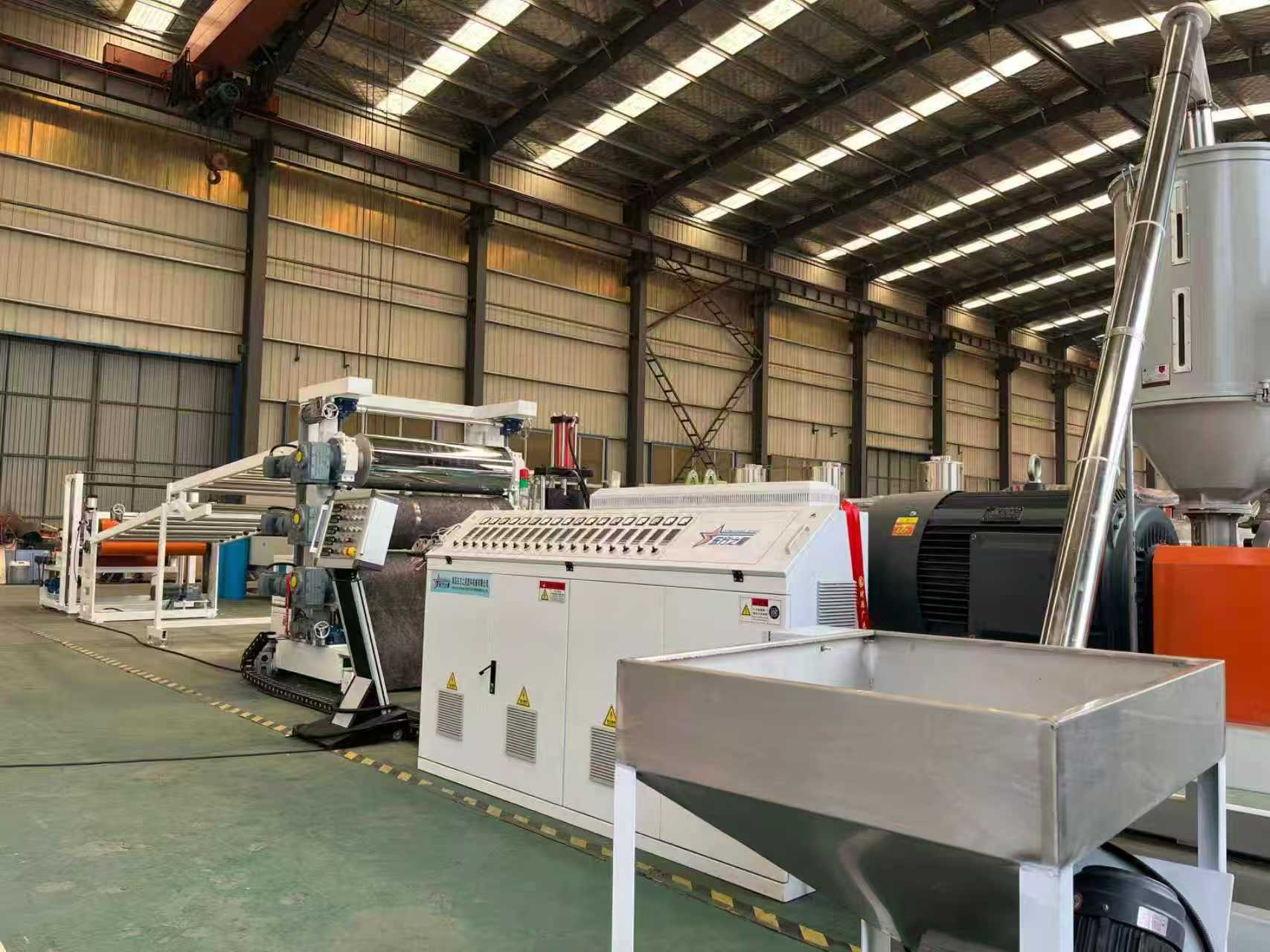 QINGDAO EASTSTAR ยินดีต้อนรับลูกค้าสำหรับการตรวจสอบอุปกรณ์แผ่นกันลื่น TPE / TPV / TPU / TPR